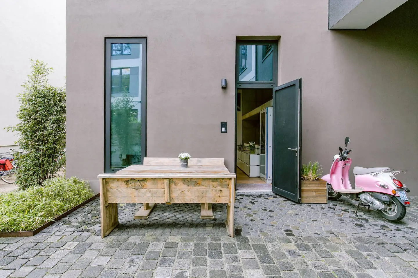 Bambus und Sitzgruppe aus Holz im Hof des Stadthauses