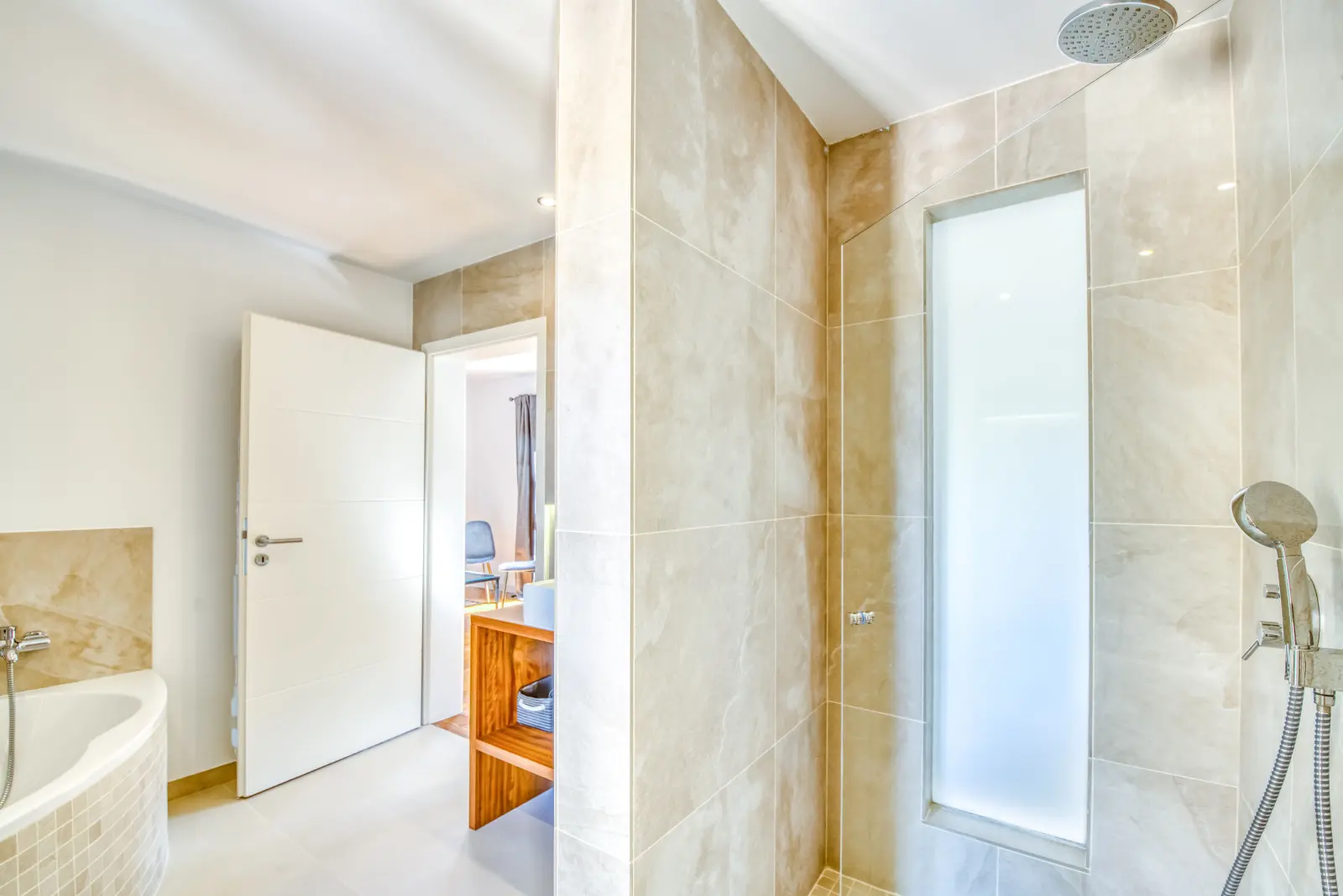 Bad mit Glasdusche und Handbrause, Blick zum Schlafzimmer