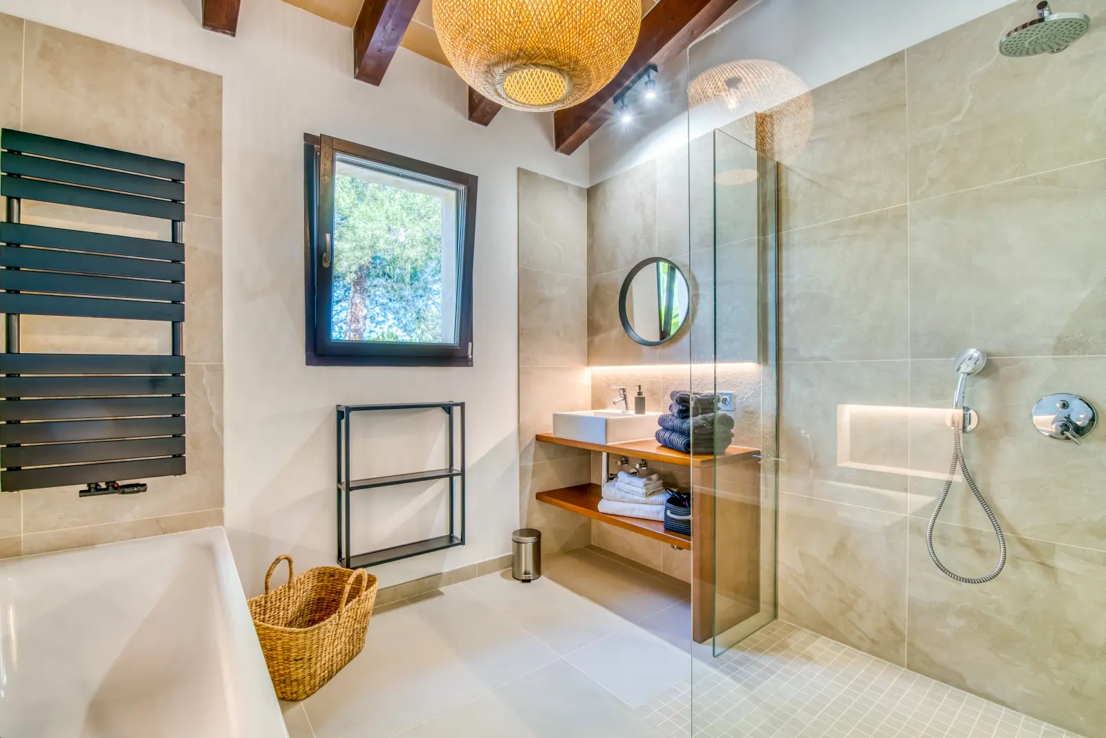 Obergeschoss-Bad mit Walk-in-Dusche, Handtuchheizkörper, Badewanne und Holzregal