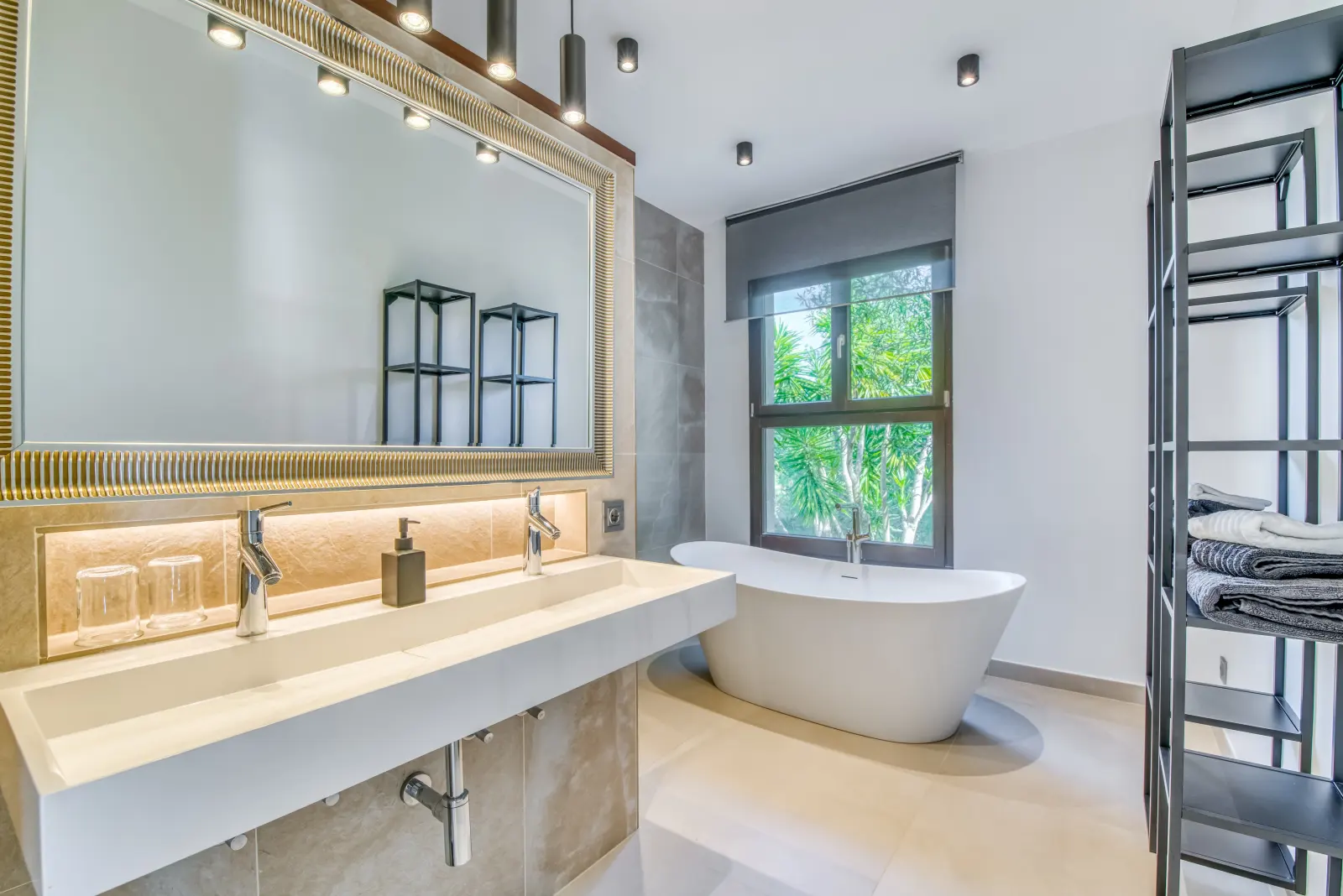 Bad mit Doppelwaschtisch, Wandspiegel, Badewanne und Metallregal
