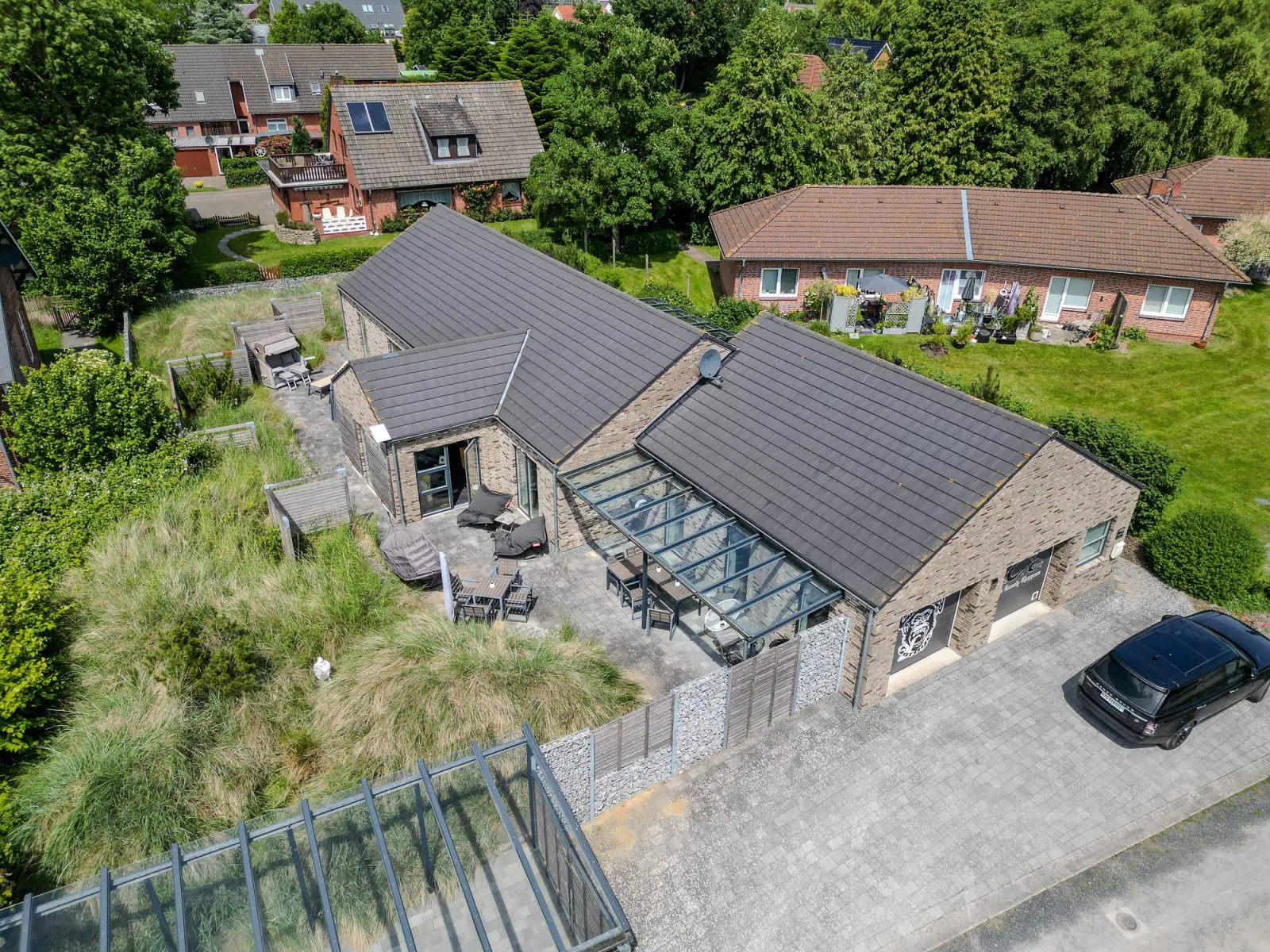 Drohnenaufnahme des Skandinavischen Hauses mit Terrasse im Dünengras