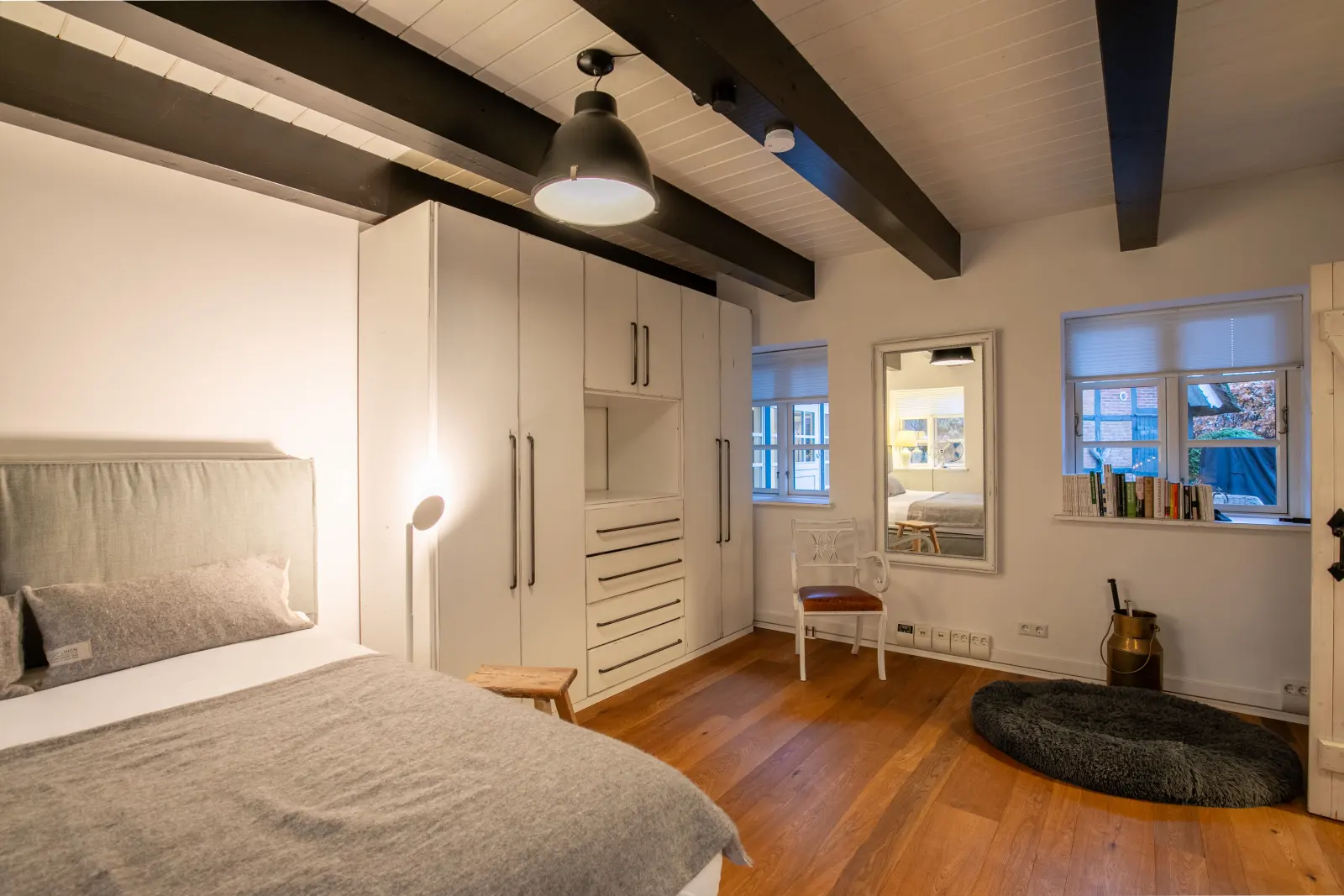Schlafzimmer mit Einbauschrank, Doppelbett und Balkendecke