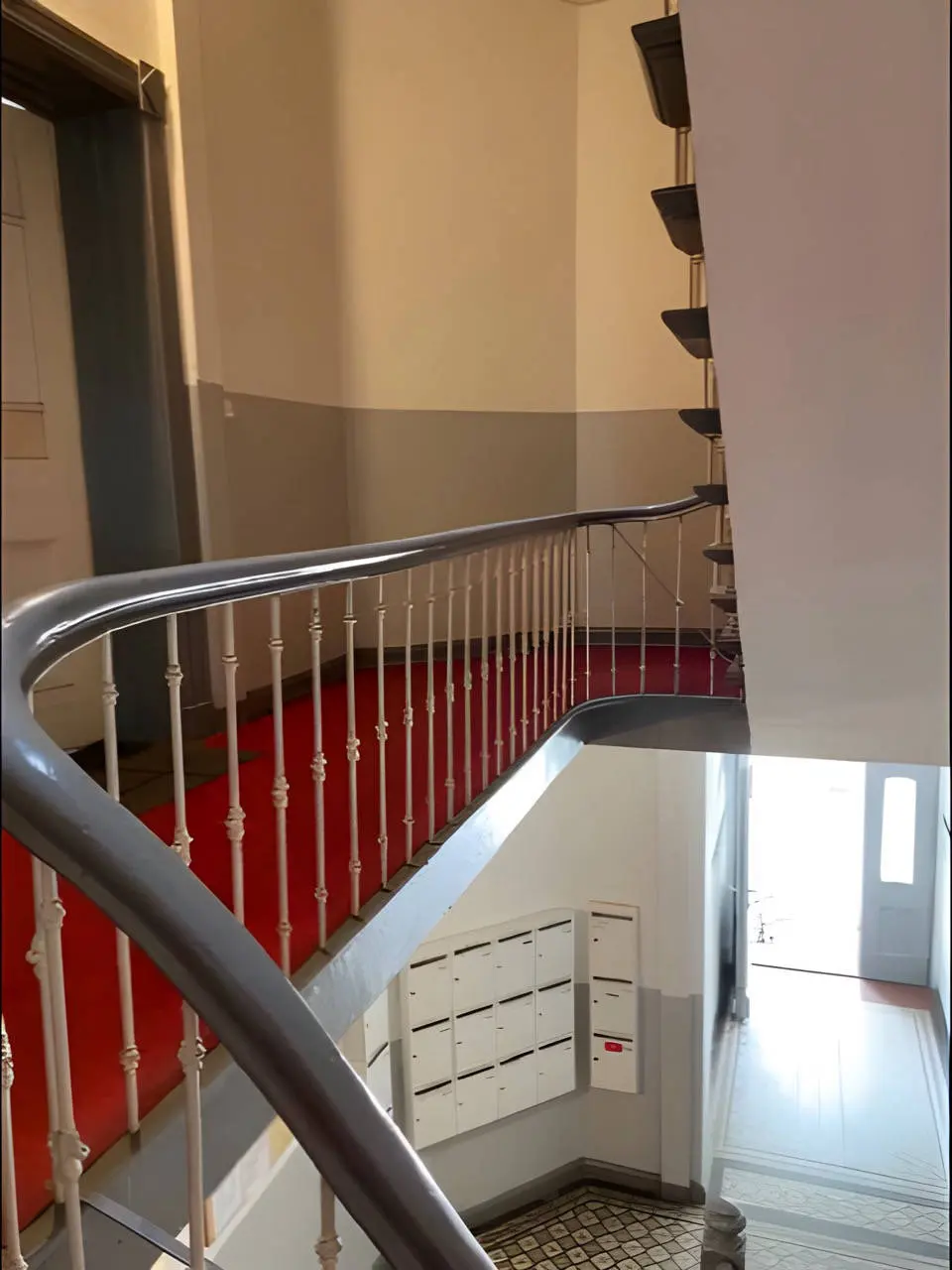 Sitzecke mit schwarzem Papasansessel, Pouf und Glastisch mit Kerzen im Altbau
