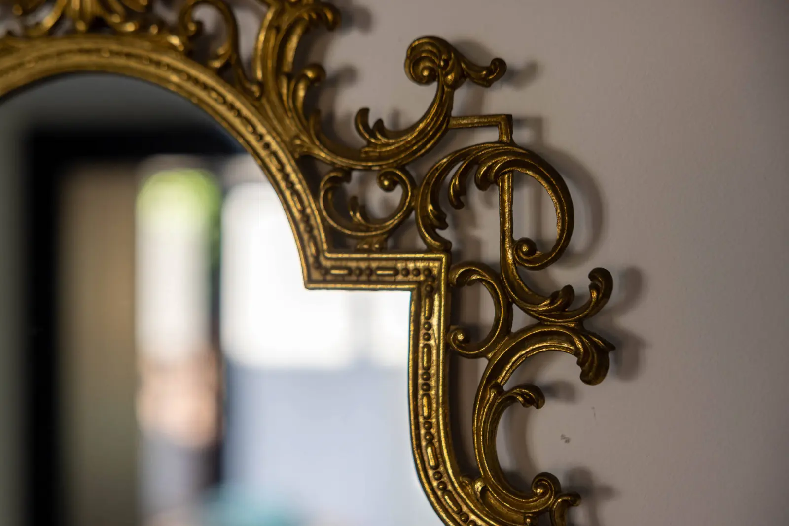 Goldener Spiegelrahmen mit verschnörkeltem Dekor, Detail