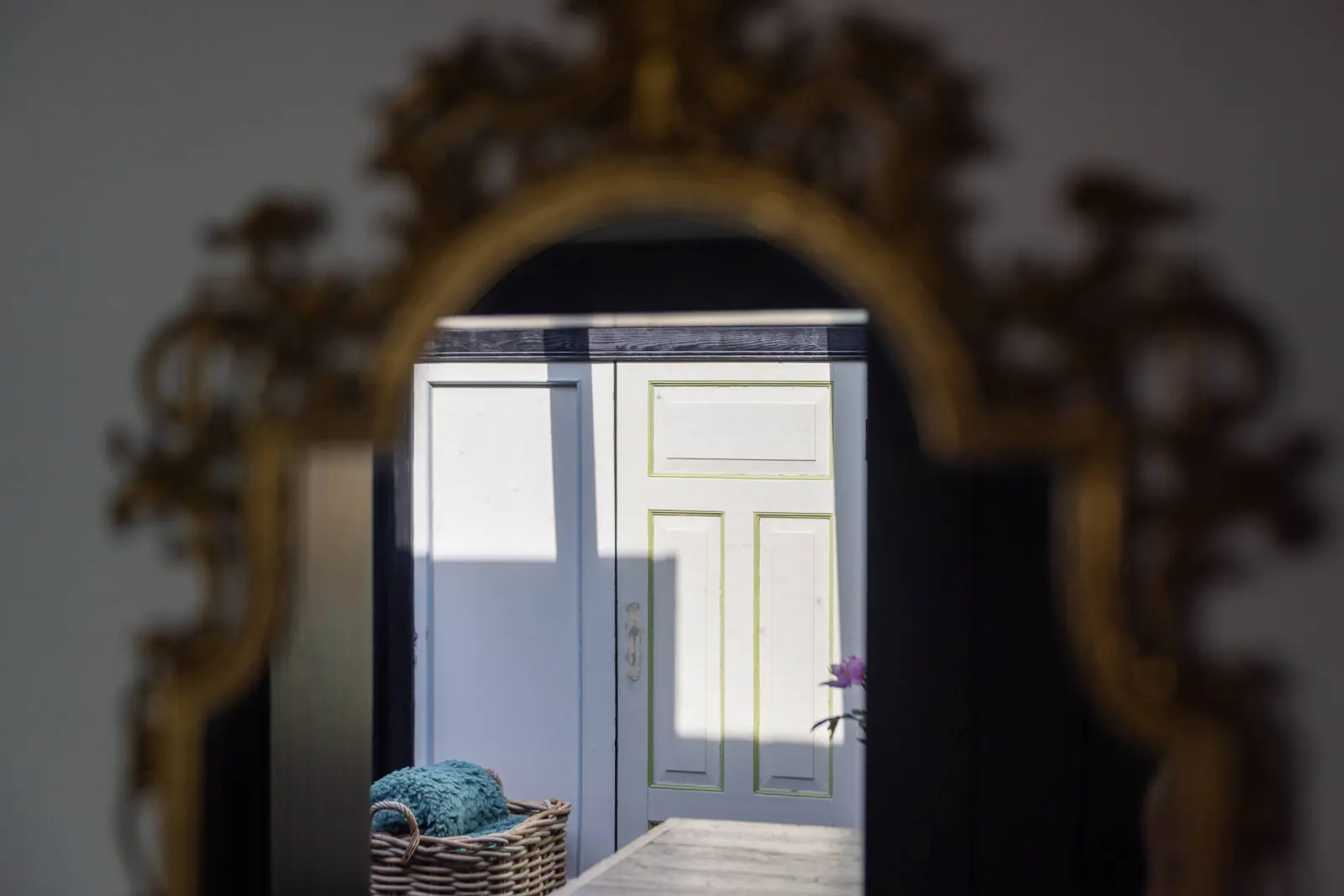 Spiegelung des Wintergartens im goldenen Barockspiegel