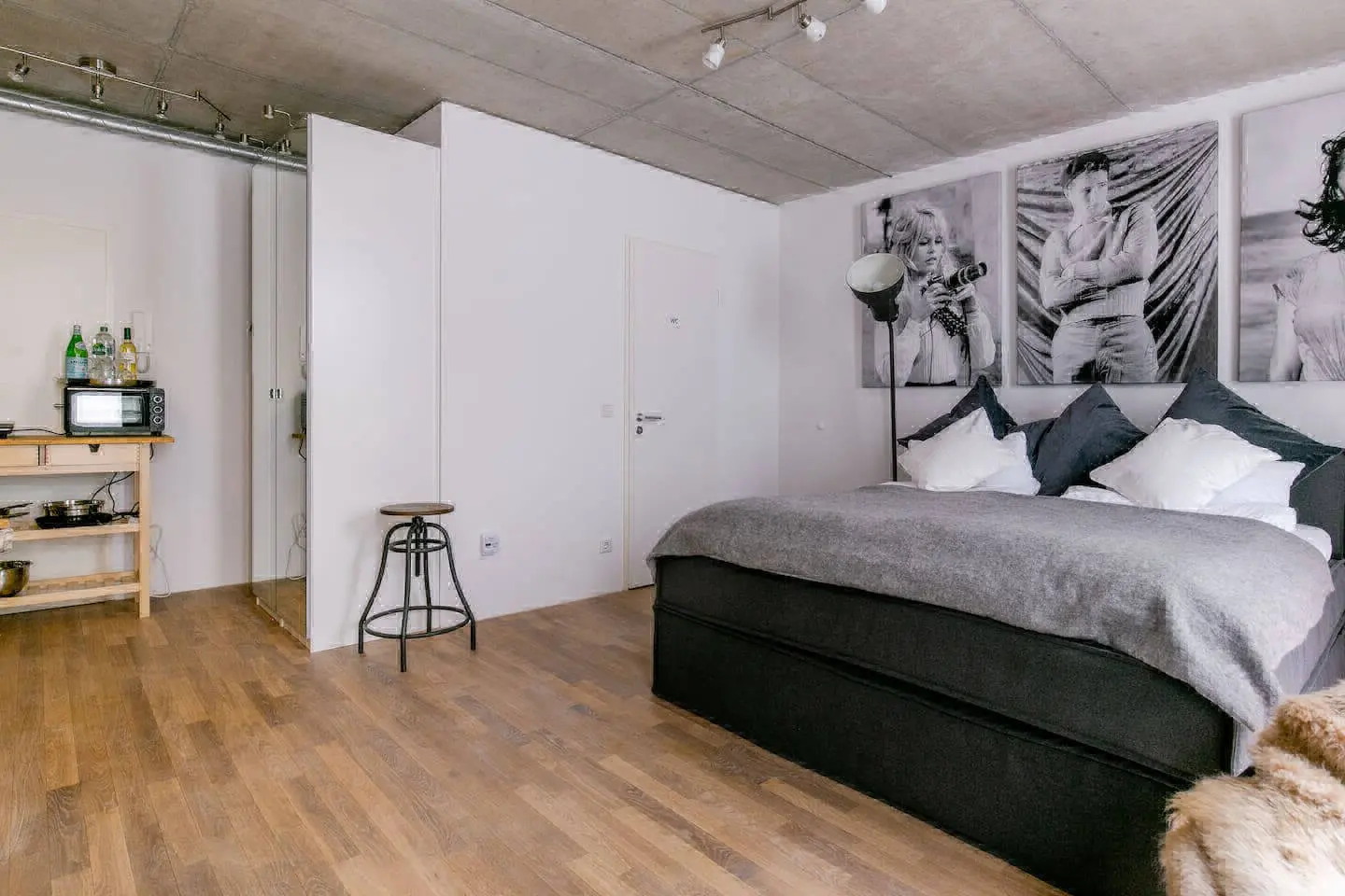 Helles Schlafzimmer mit Balkontüren, Einbauschrank und Parkettboden