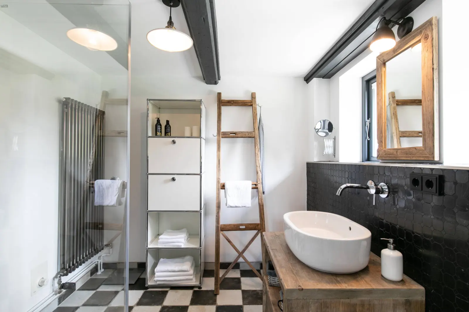 Bad en suite mit Aufsatzwaschbecken, Regal, Holzleiter und Schachbrettboden